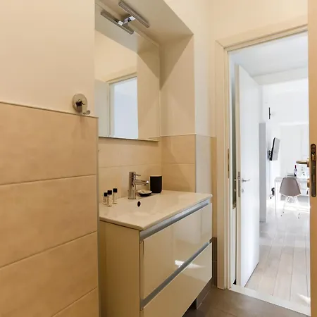 The Rent - Spacious Two Bedrooms Near Porta Romana 公寓 *